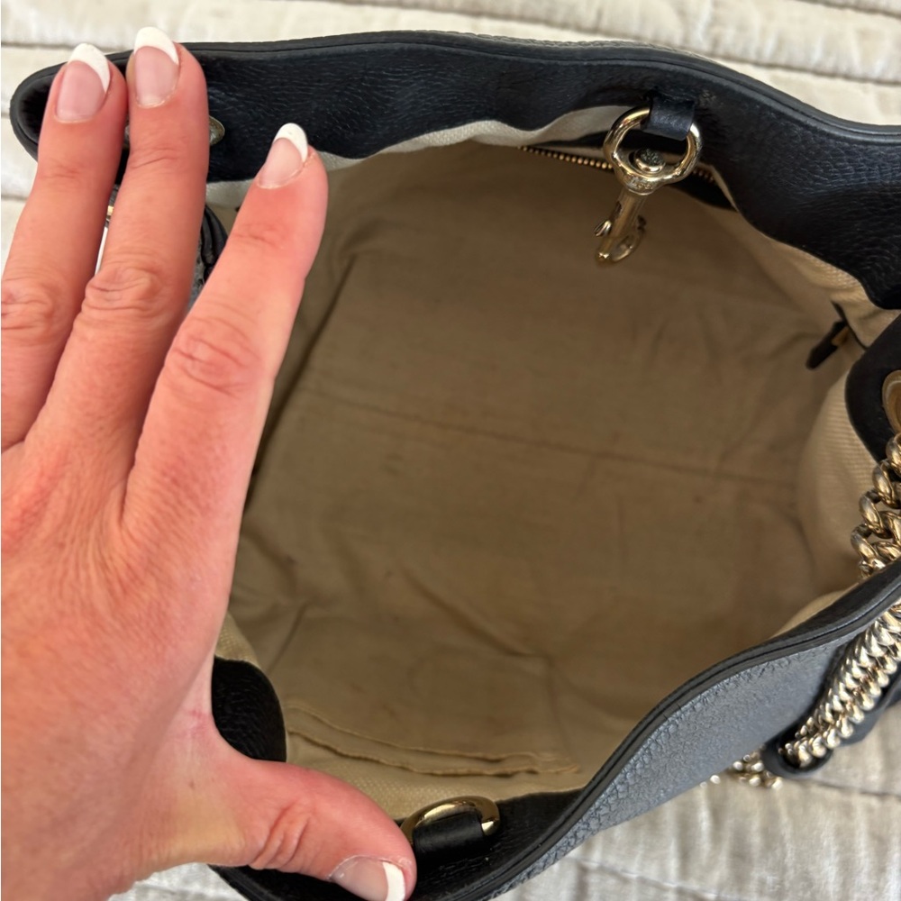 Gucci Black Pebbled Leather Shoulder Bag with Gold Chain - Picture 5 of 6